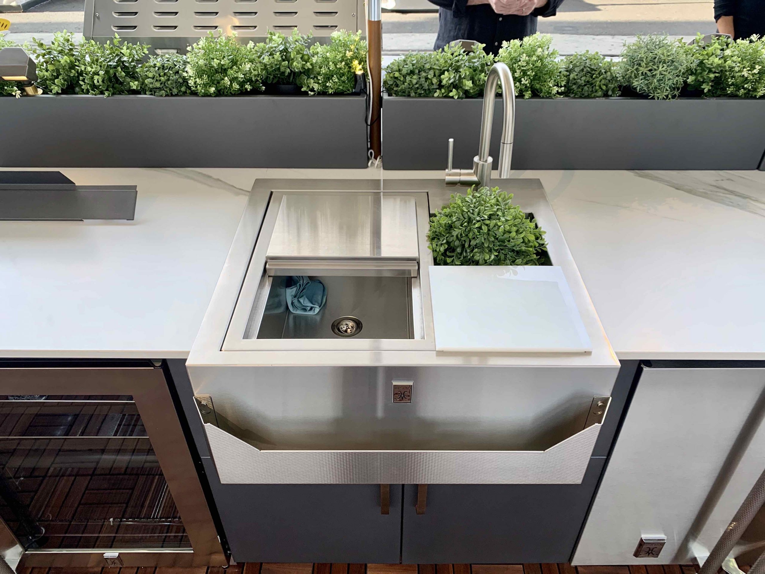 Hestan ASSY. REFRESHMENT CENTER HIGH SHELF 30"
